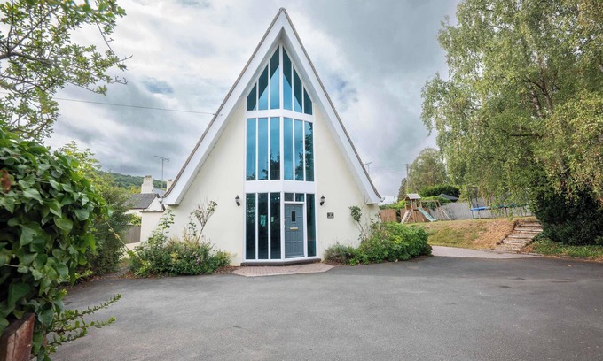 Whitchurch Maison | Perfect Retreat With Parking, Garden & Great Views