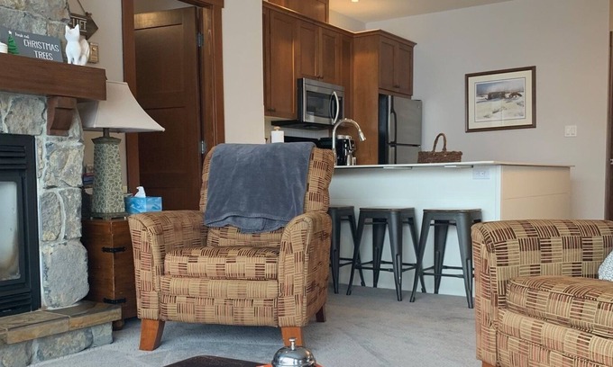Big White Ski Resort Cabine | Perfect ski-in ski-out located in Stonebridge lodge right in the village!