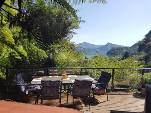 Moetapu Bay Maison | Perfect Small Bay Peaceful Beach. Great Fishing Boating Oysters