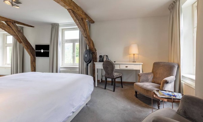 Baarlo Hôtel | Perfect Spot! Free Dining and Parking! Onsite Dining and Parking!