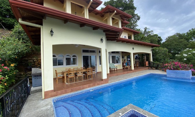 Ballena Maison | Perfect viewing of migrating Pacific whales, from the hills above Ojochal