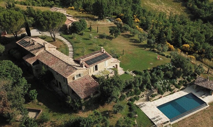 Carpini Villa | Ferme familiale parfaite pour 12 personnes avec une superbe piscine à débordement et un grand jardin