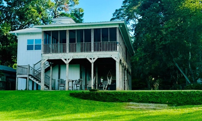 Mobile Maison | Perfect waterfront home on Dog River, Mobile, AL. Bring your boat!
