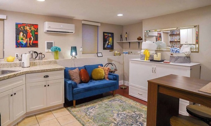 Central City Appartement | Perfectly Darling Downstairs Studio with Amenities