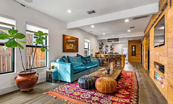 East Cesar Chavez Maison | Perfectly Located Custom Home Close to It All