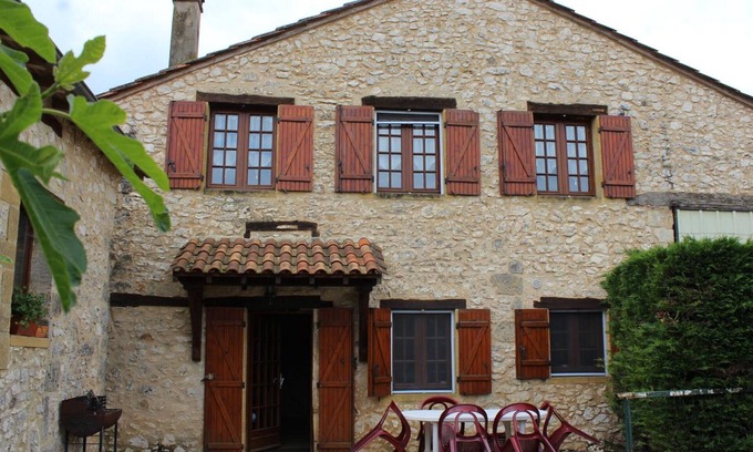 Naussannes Cottage | Gîte périgourdin avec piscine partagée, cheminée et animaux admis près de Bergerac