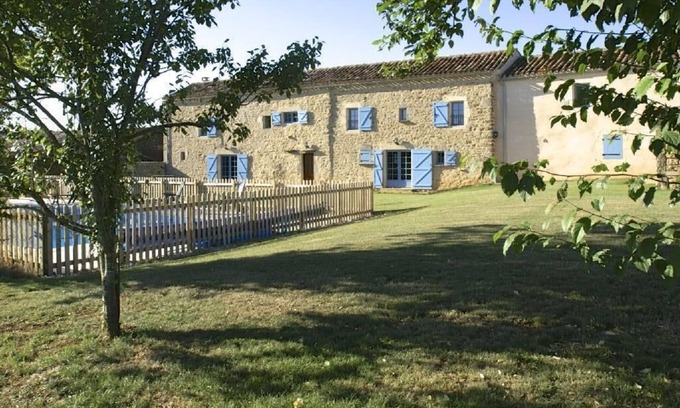 Villeneuve d'Aveyron Maison | Maison de ferme - 12 personnes, piscine 12m x 6m, grange, grand jardin, cour,