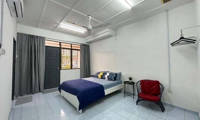 Bandar Baru Permas Jaya Maison | Permas Double Storey 8 Pax WiFi Netflix