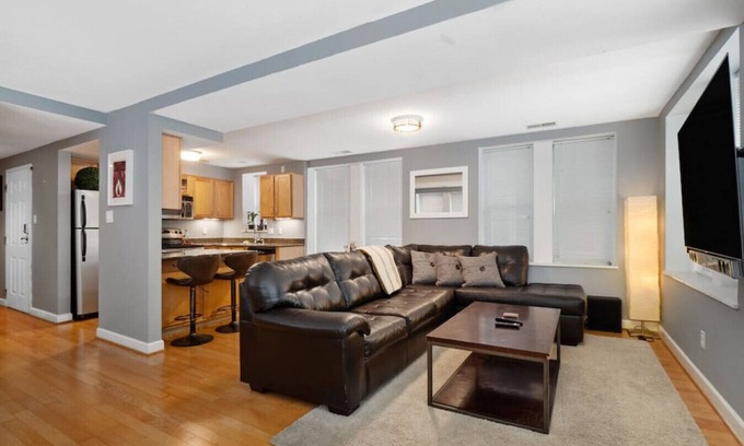 DeBaliviere Place Copropriété | Pershing · Forest Park Condo- Gated Parking, Walk to CWE