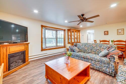 West Tuckerton Maison | Pet-Friendly Little Egg Harbor Home with Fenced Yard