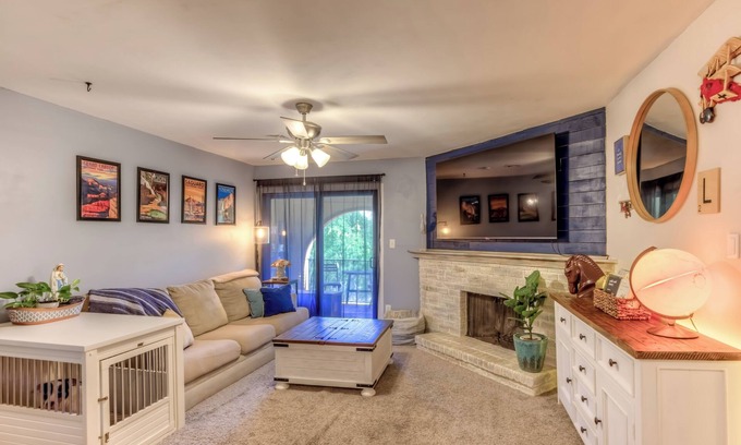 Casas Adobes Copropriété | Pet-friendly 1-bedroom condo in NW Tucson with Fireplace & Covered Patio