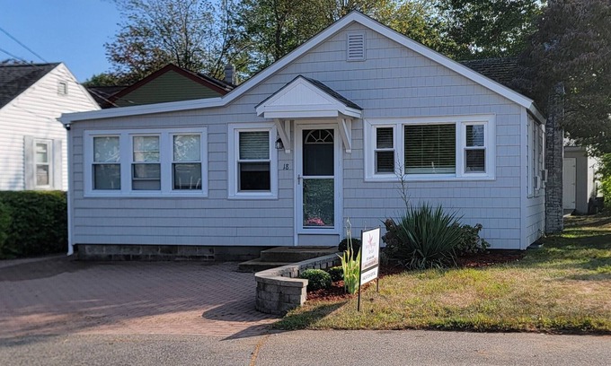 Ogunquit Maison | Pet-friendly 2-bedroom house in Ogunquit steps from Footbridge Beach