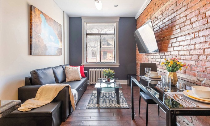 Central Hamilton Appartement | Pet-friendly 2BR Apartment Near Downtown