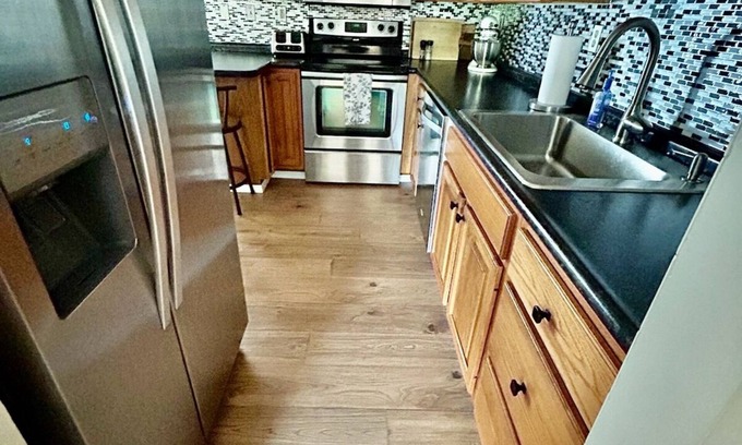 Plum Maison | Pet-friendly 3-bdr house on cul-de-sac, next to Oakmont & 17 mi to Pittsburgh!