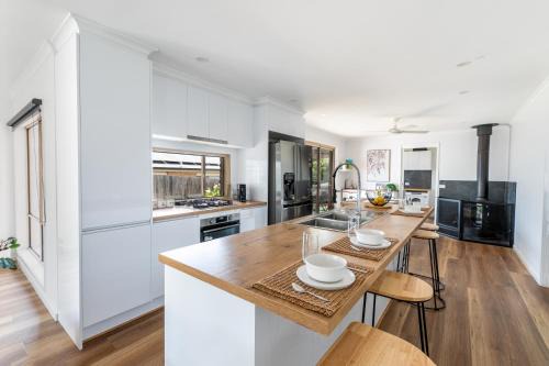 Clifton Springs Maison | Pet Friendly 3 bedroom house with large backyard