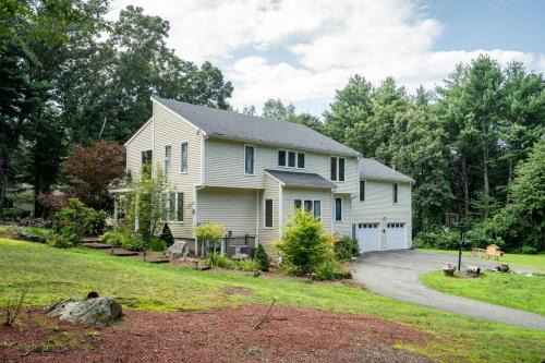 Lincoln Maison | Pet-Friendly 4BR Fireplace Patio BBQ