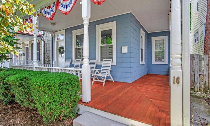 Homewood Maison | Pet Friendly Annapolis Stay Walk to DTA & Stadium