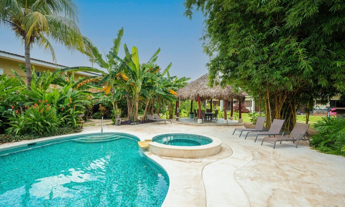 Matapalo Appartement | Pet-friendly apartment with W/D and a refreshing outdoor pool