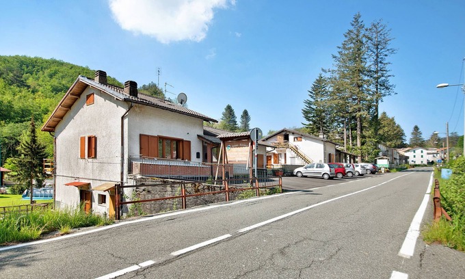 Borzonasca Appartement | Appartement pour animaux de compagnie avec vue sur la montagne et piscine partagée
