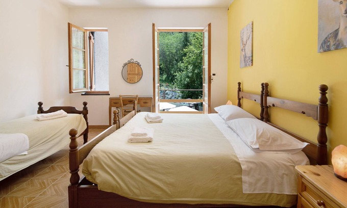 Borzonasca Appartement | Appartement adapté aux animaux domestiques avec vue sur les montagnes, piscine partagée et Wi-Fi.