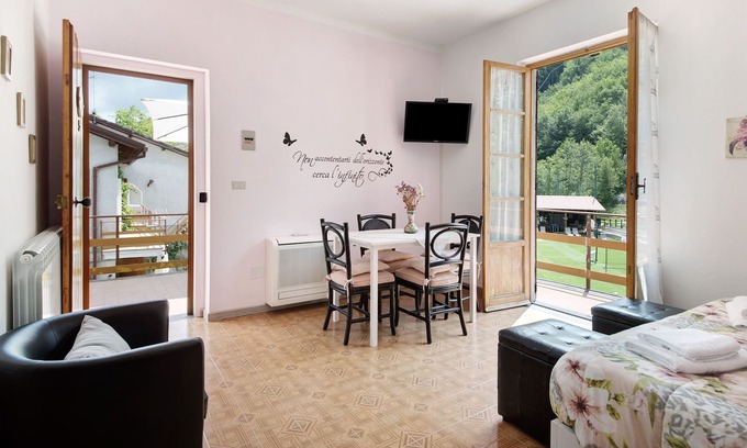 Borzonasca Appartement | Appartement adapté aux animaux domestiques avec vue sur les montagnes, piscine partagée et Wi-Fi.
