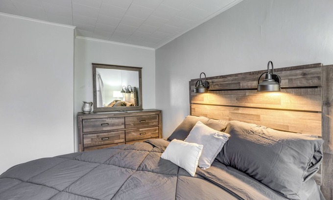Auburn Appartement | Pet-friendly Auburn Apartment w/ Balcony!