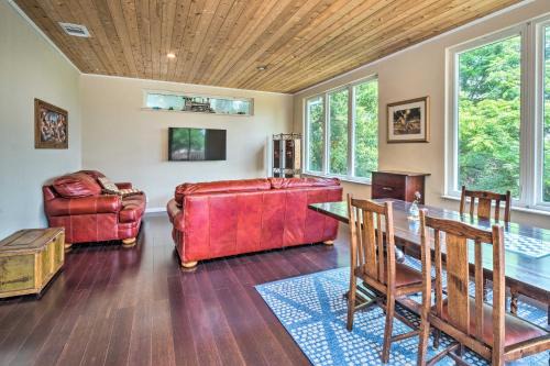 Apache Shores Maison | Pet-Friendly Austin Home with Deck, Yard, and Views!