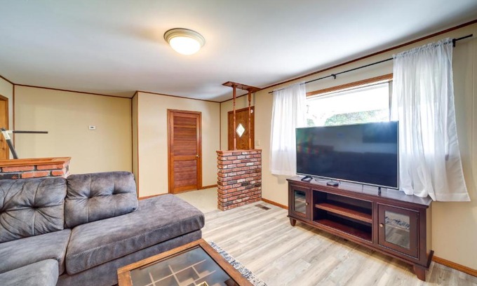 Bixby Maison | Pet-Friendly Bixby Getaway with Deck!