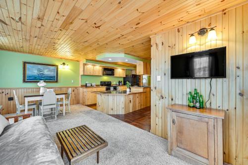 Boonville Appartement | Pet-Friendly Boonville Apt with Deck on Main Street!
