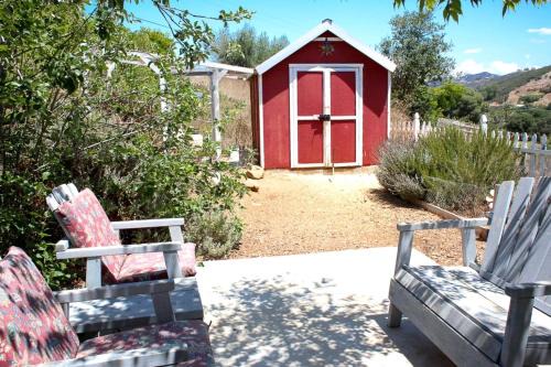 Rainbow CDP Maison | Pet Friendly Breathtaking Cottage with Great Views and Hot-tub in Rainbow, California
