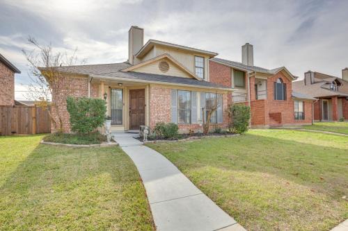 North Central Carrollton Maison | Pet-Friendly Carrollton Home with Fenced Backyard!
