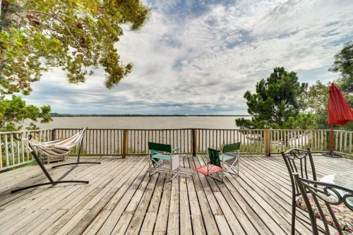Checotah Maison | Pet-Friendly Checotah Home with Deck and Lake Views!