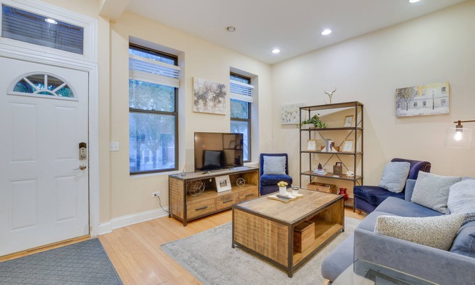 Lower West Side Copropriété | Pet-Friendly Chicago Getaway w/ Free Parking!