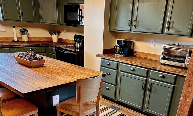 White Cabine | Pet Friendly Cozy Cabin Close to Slopes