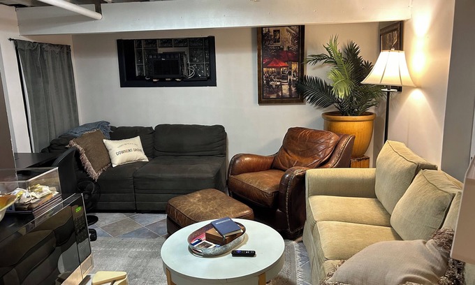 Downers Grove Appartement | Cozy 1-bedroom apartment just 6 minutes drive to Morton Arboretum