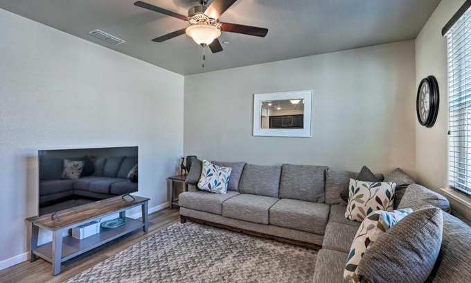 Hood Maison | Pet-Friendly Elk Grove Retreat with Balcony!