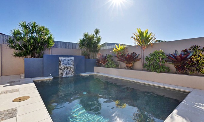 Caloundra West Appartement | Pet friendly family home w pool