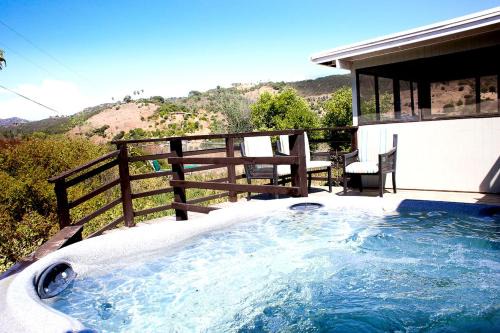 Rainbow CDP Maison | Pet Friendly Fantastic Secluded Cottage with Hot-tub in Rainbow, California