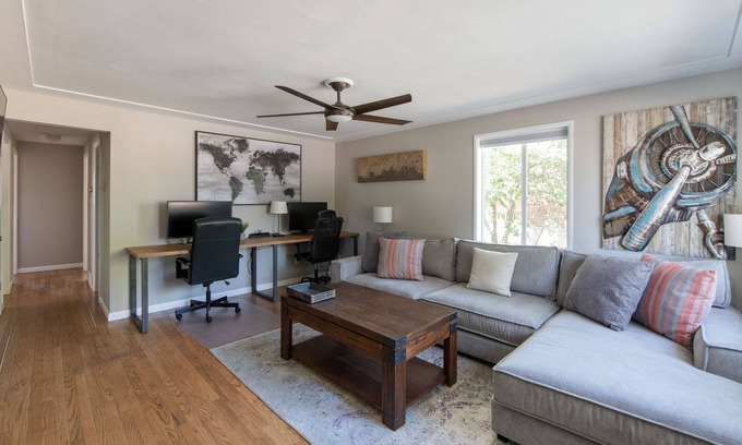 Arvada Plaza Area Maison | Pet Friendly, Fenced Yard, Patio, Workspace, Large TVs, Close to Old Town Arvada