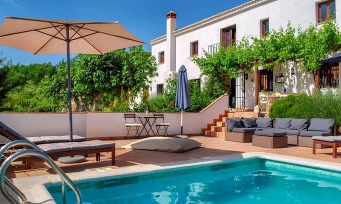 Montefrio Villa | Finca La Casa 1950" accueillant les animaux, avec vue sur les montagnes, piscine et Wi-Fi.