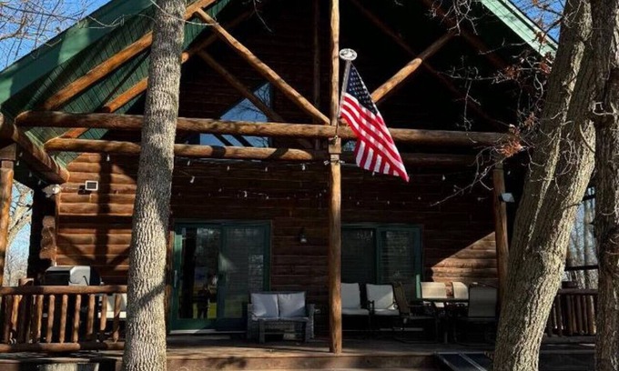 Garrison Cabine | Pet-friendly and Charming Cabin on Northwoods Golf Course