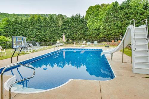 Cleveland Maison | Pet-Friendly Georgia Home with Pool Access!