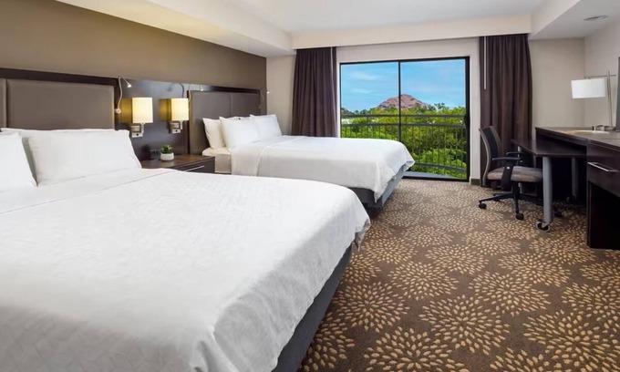 Camelback East Hôtel | Pet-Friendly Getaway with Outdoor Pool and Relaxing Outdoor Space