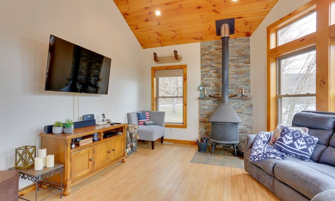Hancock Maison | Pet-Friendly Hancock Home on the Delaware River!