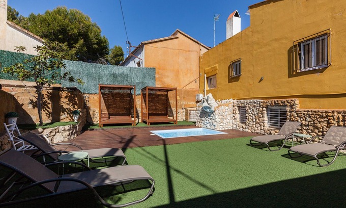 Can Trabal Maison | Maison de vacances Masia Alt avec vue sur les montagnes, piscine, Wi-Fi, jardin et terrasse.