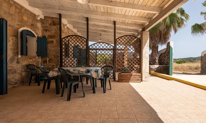 Carloforte Maison | Maison de vacances Pescetti Bobba B avec vue sur les montagnes et jardin.