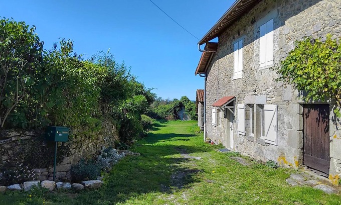 Royeres Maison | Maison acceptant les animaux à Royères avec WiFi