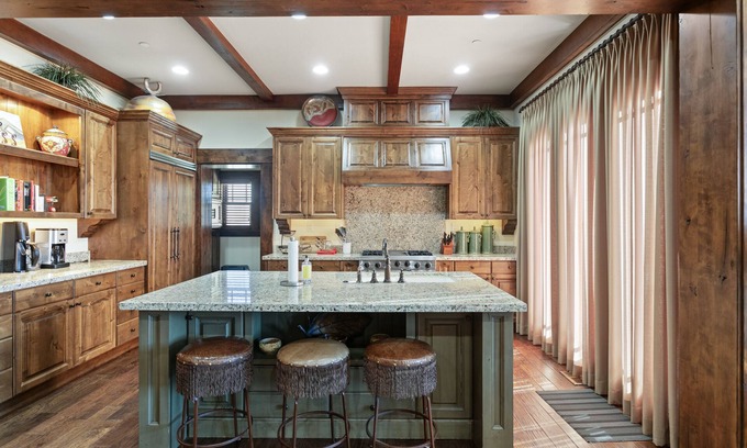 Tuhaye Maison | Pet friendly home in Tuhaye, luxury home office, private hot tub, fire table