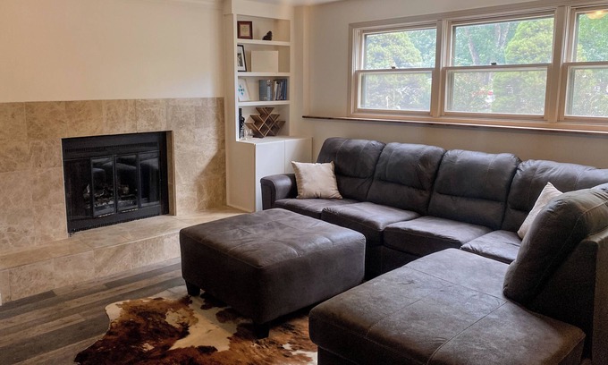 Manhattan Maison | Pet Friendly Home Near Stadium w/Fenced Backyard