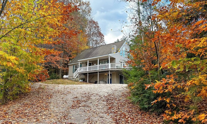 Conway Maison | Deluxe North Conway Home w/ Game Room & Fire Pit!